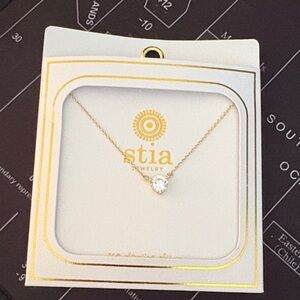 Gold solitaire pendant necklace